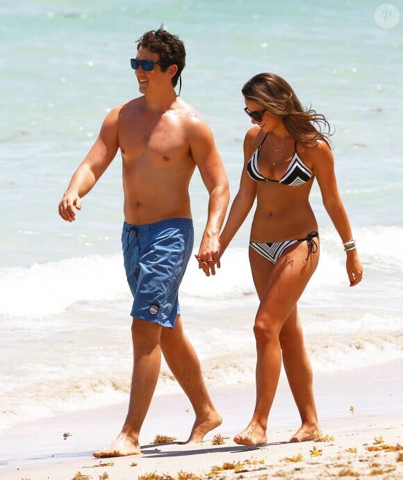 Miles Teller et sa petite amie Keleigh Sperry se promènent, main dans la main, sur une plage à Miami, le 17 mai 2015.