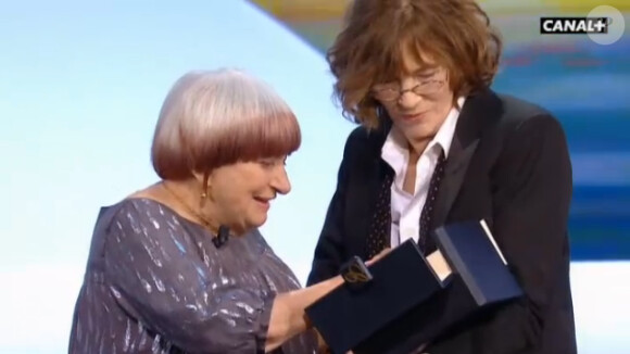 Agnès Varda reçoit la Palme d'or d'honneur du 68e Festival de Cannes, des mains de Jane Birkin.