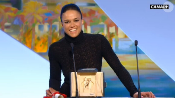 Michelle Rodriguez remet le Prix d'interprétation masculine du 68e Festival de Cannes.