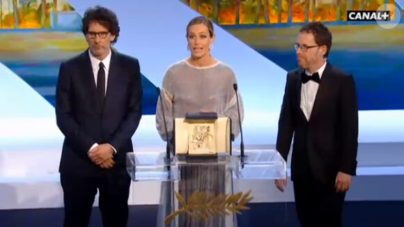 Cécile de France remet la Palme d'or avec les deux présidents du jury, Ethan et Joel Coen.