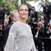 Cécile de France (bijoux Chopard) - Montée des marches du film "La Glace et le Ciel" pour la cérémonie de clôture du 68e Festival du film de Cannes le 24 mai 2015