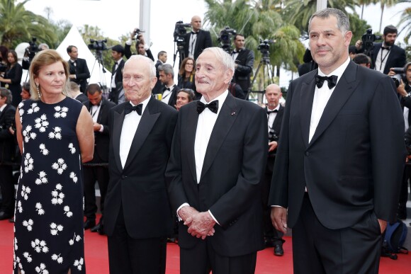 Claude Lorius, Luc Jacquet - Montée des marches du film "La Glace et le Ciel" pour la cérémonie de clôture du 68e Festival du film de Cannes le 24 mai 2015