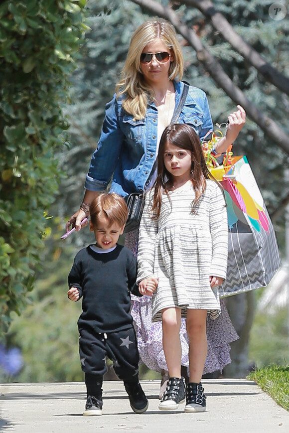 L'actrice Sarah Michelle Gellar et ses enfants Charlotte Grace et Rocky James se rendent à la fête d'anniversaire de Keeva, la fille d'Alyson Hannigan à Los Angeles le 23 mai 2015