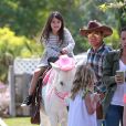 Sarah Michelle Gellar et ses enfants Charlotte Grace et Rocky James se rendent à la fête d'anniversaire de Keeva, la fille d'Alyson Hannigan à Los Angeles le 23 mai 2015