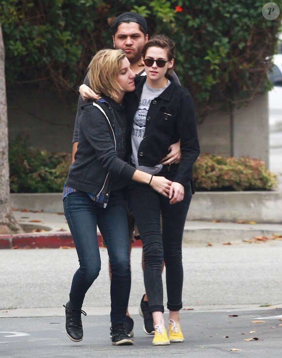 Kristen Stewart et sa compagne Alicia Cargile sont allées déjeuner avec un ami à Los Angeles, le 25 mai 2015.
