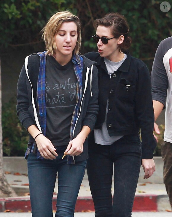 Kristen Stewart et sa compagne Alicia Cargile sont allées déjeuner avec un ami à Los Angeles, le 25 mai 2015.