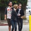 Kristen Stewart et sa compagne Alicia Cargile sont allées déjeuner avec un ami à Los Angeles, le 25 mai 2015.