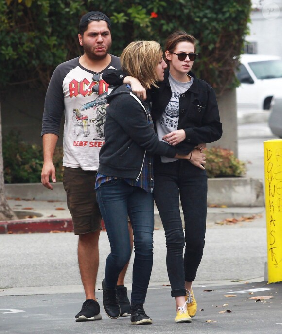 Kristen Stewart et sa compagne Alicia Cargile sont allées déjeuner avec un ami à Los Angeles, le 25 mai 2015.
