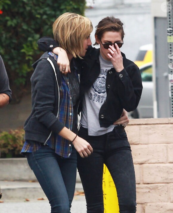 Kristen Stewart et sa compagne Alicia Cargile sont allées déjeuner avec un ami à Los Angeles, le 25 mai 2015.