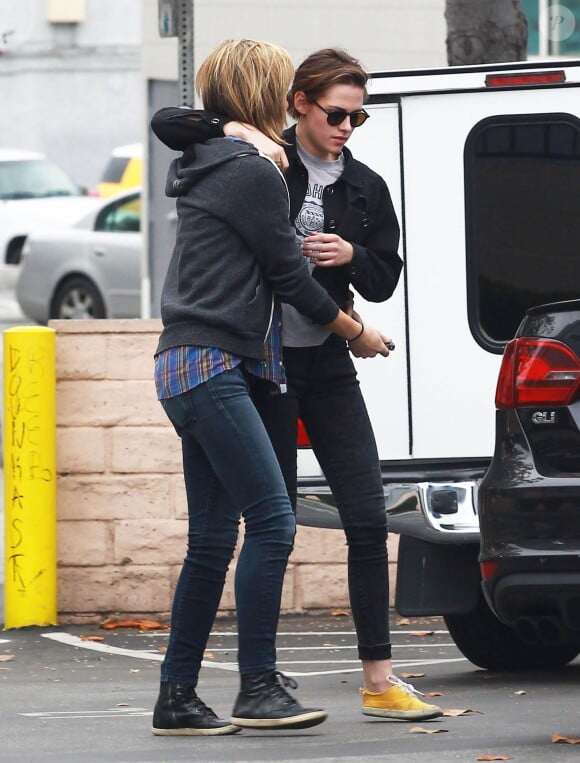 Kristen Stewart et sa compagne Alicia Cargile sont allées déjeuner avec un ami à Los Angeles, le 25 mai 2015.