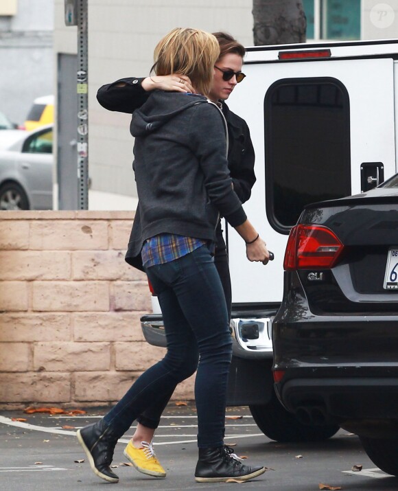 Kristen Stewart et sa compagne Alicia Cargile sont allées déjeuner avec un ami à Los Angeles, le 25 mai 2015.