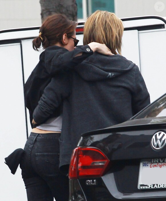 Kristen Stewart et sa compagne Alicia Cargile sont allées déjeuner avec un ami à Los Angeles, le 25 mai 2015.