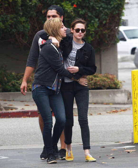 Kristen Stewart et sa compagne Alicia Cargile sont allées déjeuner avec un ami à Los Angeles, le 25 mai 2015.
