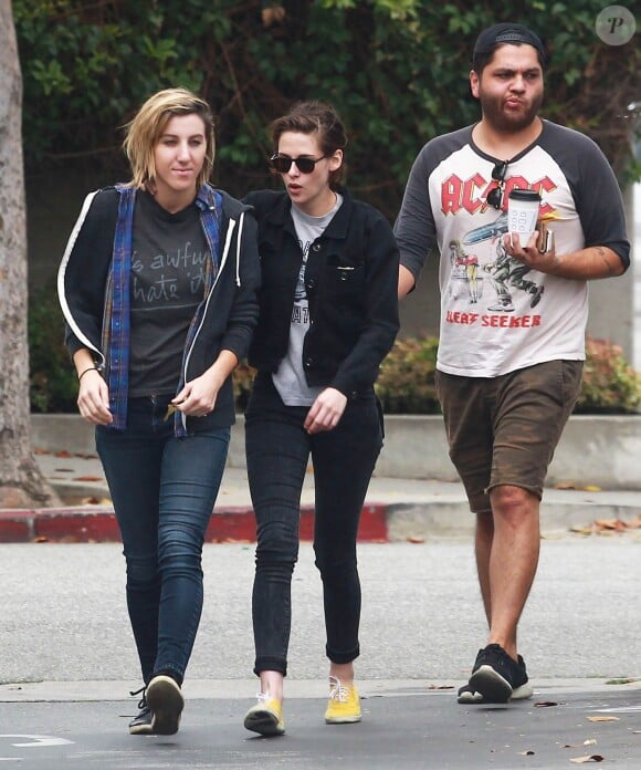 Kristen Stewart et sa compagne Alicia Cargile sont allées déjeuner avec un ami à Los Angeles, le 25 mai 2015.