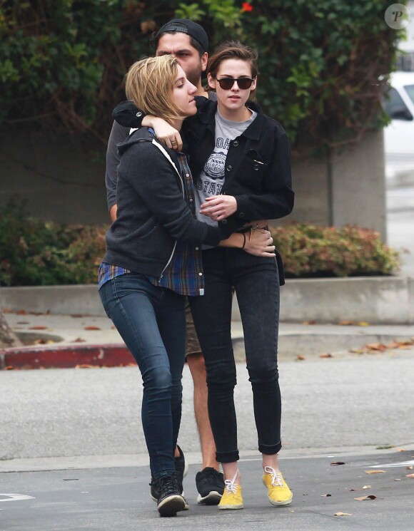 Kristen Stewart et sa compagne Alicia Cargile sont allées déjeuner avec un ami à Los Angeles, le 25 mai 2015.