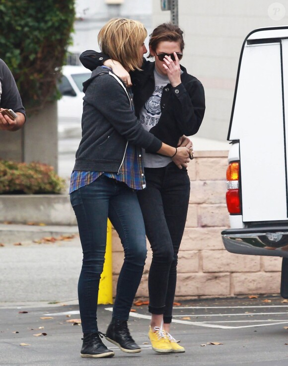 Kristen Stewart et sa compagne Alicia Cargile sont allées déjeuner avec un ami à Los Angeles, le 25 mai 2015.
