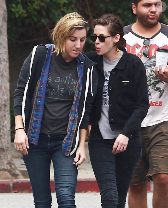 Kristen Stewart et sa compagne Alicia Cargile sont allées déjeuner avec un ami à Los Angeles, le 25 mai 2015.
