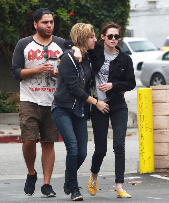 Kristen Stewart et sa compagne Alicia Cargile sont allées déjeuner avec un ami à Los Angeles, le 25 mai 2015.