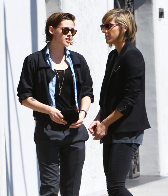 Kristen Stewart et sa petite amie Alicia Cargile se promènent dans les rues de West Hollywood, le 28 mars 2015.