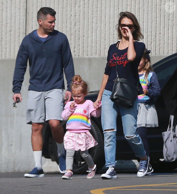Exclusif - Jessica Alba en famille avec son mari Cash Warren et leurs enfants Honor et Haven à la sortie d'une pharmacie à Beverly Hills, le 25 mai 2015