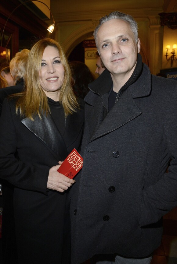 Mathilde Seigner et son compagnon Mathieu Petit - Générale de la pièce La porte à côté au Théâtre Édouard VII à Paris, le 10 fevrier 2014.
