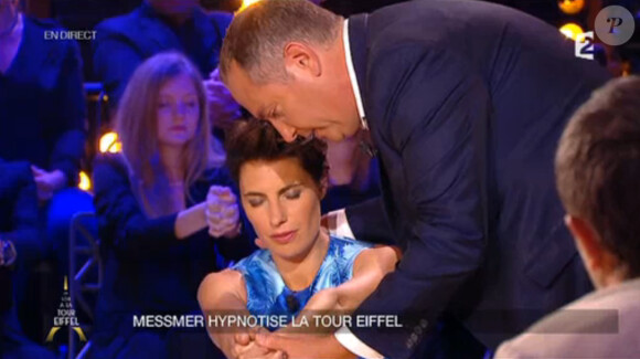 Alessandra Sublet sous hypnose face à Messmer dans Un soir à la tour Eiffel, sur France 2, le mercredi 27 mai 2015.
