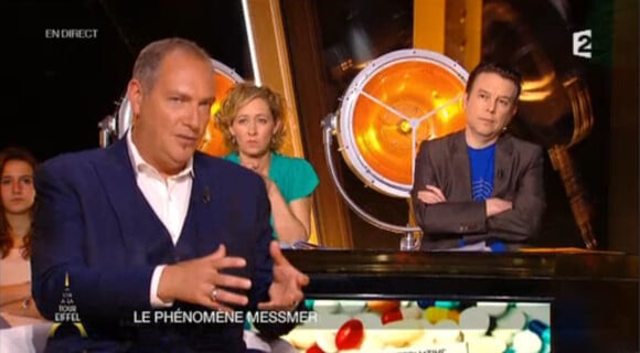 L'hypnotiseur Messmer, invité dans Un soir à la tour Eiffel, sur France 2, le mercredi 27 mai 2015.