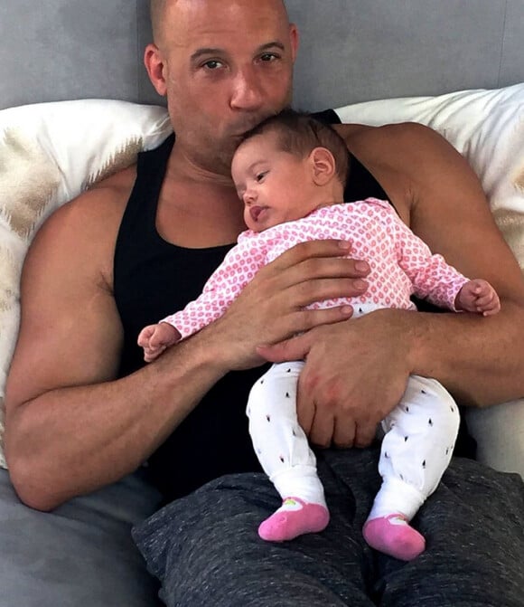 Vin Diesel a posté une photo de lui avec sa fille, son 3e enfant, Pauline. Elle est née en mars 2015