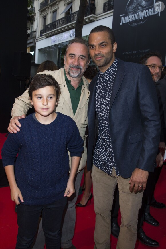 Antoine Duléry avec son fils et Tony Parker - Première du film "Jurassic World" à l'Ugc Normandie à Paris le 29 mai 2015.