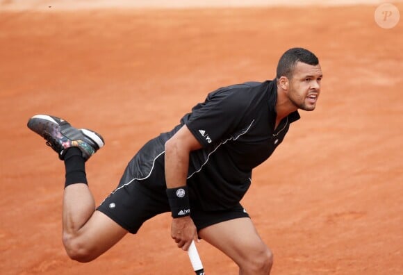 Jo-Wilfried Tsonga au service face à l'Espagnol Pablo Andujar à Roland-Garros à Paris le 29 mai 2015. 