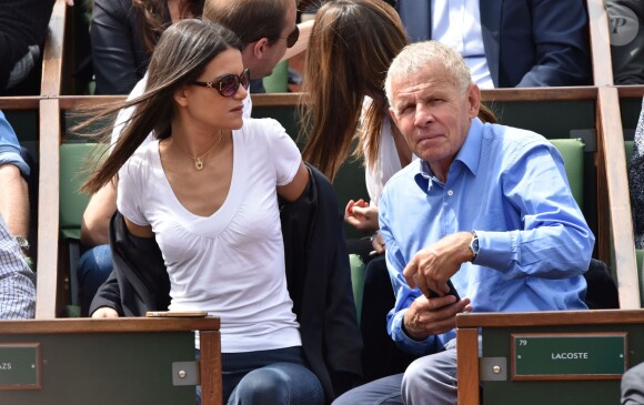 Patrick Poivre d'Arvor et une amie - People dans les tribunes lors du tournoi de tennis de Roland Garros à Paris le 29 mai 2015.