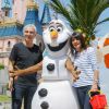 Raymond Domenech et sa compagne Estelle Denis participent au lancement de la Fête Givrée à Disneyland Paris, à Marne-la-Vallée, le 30 mai 2015.
