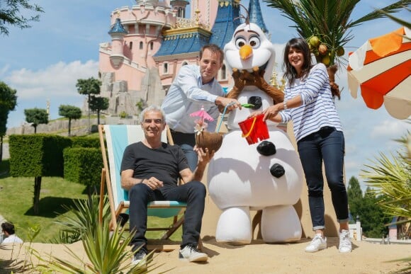 Le sportif Raymond Domenech et sa compagne Estelle Denis participent au lancement de la Fête Givrée à Disneyland Paris, à Marne-la-Vallée, le 30 mai 2015.