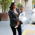 Kim Kardashian et sa fille North West à Los Angeles, le 28 mai 2015.