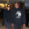 Kim Kardashian et son mari Kanye West arrivent à l'aéroport JFK à New York, le 21 avril 2015.