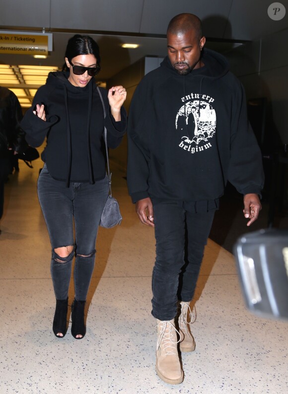 Kim Kardashian et son mari Kanye West arrivent à l'aéroport JFK à New York, le 21 avril 2015.