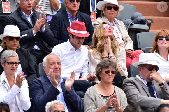 François Berléand et Alexia Strési, Sophie Thalmann et son mari Christophe Soumillon dans les tribunes des Internationaux de France de tennis de Roland-Garros à Paris, le 1er juin 2015.