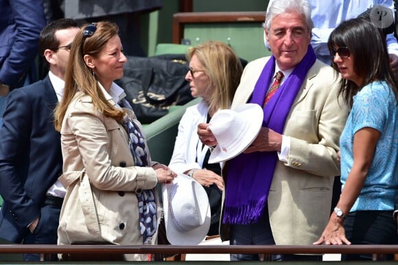 Anne Gravoin, Jean-Loup Dabadie et Estelle Denis dans les tribunes des Internationaux de France de tennis de Roland-Garros à Paris, le 1er juin 2015.