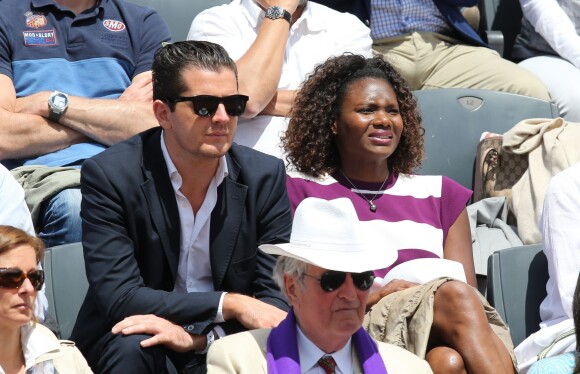 Muriel Hurtis et son compagnon dans les tribunes des Internationaux de France de tennis de Roland-Garros à Paris, le 1er juin 2015.