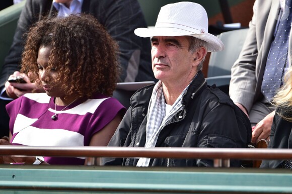 Muriel Hurtis et Raymond Domenech dans les tribunes des Internationaux de France de tennis de Roland-Garros à Paris, le 1er juin 2015.