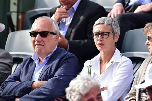 François Berléand et sa compagne Alexia Strési dans les tribunes des Internationaux de France de tennis de Roland-Garros à Paris, le 1er juin 2015.
