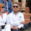 Gérard Holtz et sa femme Muriel Mayette-Holtz dans les tribunes des Internationaux de France de tennis de Roland-Garros à Paris, le 1er juin 2015.