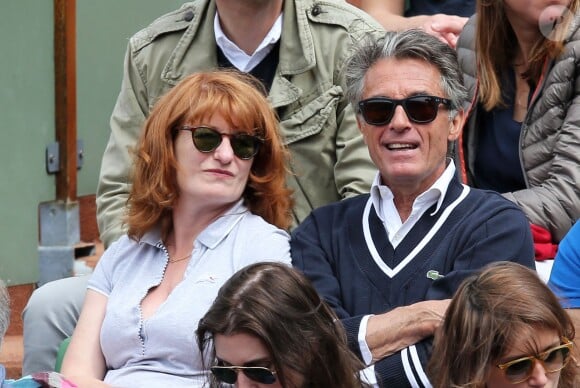 Gérard Holtz et sa femme Muriel Mayette dans les tribunes des Internationaux de France de tennis de Roland-Garros à Paris, le 1er juin 2015.