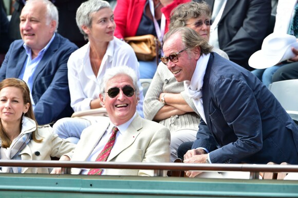 Jean-Loup Dabadie et Michel Leeb dans les tribunes des Internationaux de France de tennis de Roland-Garros à Paris, le 1er juin 2015.