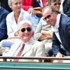 Jean-Loup Dabadie et Michel Leeb dans les tribunes des Internationaux de France de tennis de Roland-Garros à Paris, le 1er juin 2015.