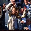 Anne Gravoin fait la ola dans les tribunes des Internationaux de France de tennis de Roland-Garros à Paris, le 1er juin 2015.