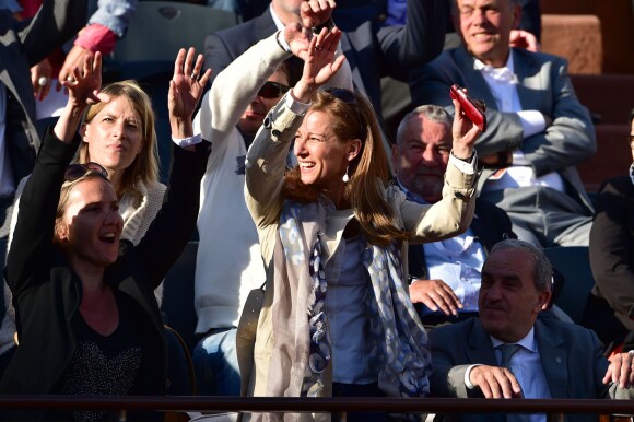 Anne Gravoin fait la ola dans les tribunes des Internationaux de France de tennis de Roland-Garros à Paris, le 1er juin 2015.