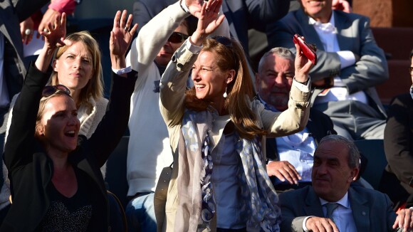 Roland-Garros 2015 : Anne Gravoin fait la ola, Karine Le Marchand déchaînée...