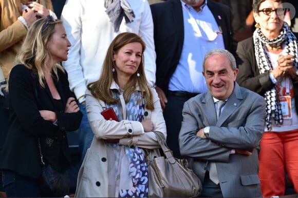 Anne Gravoin et Jean Gachassin dans les tribunes des Internationaux de France de tennis de Roland-Garros à Paris, le 1er juin 2015.