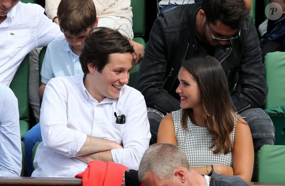 Vianney et Joyce Jonathan dans les tribunes des Internationaux de France de tennis de Roland-Garros à Paris, le 1er juin 2015.